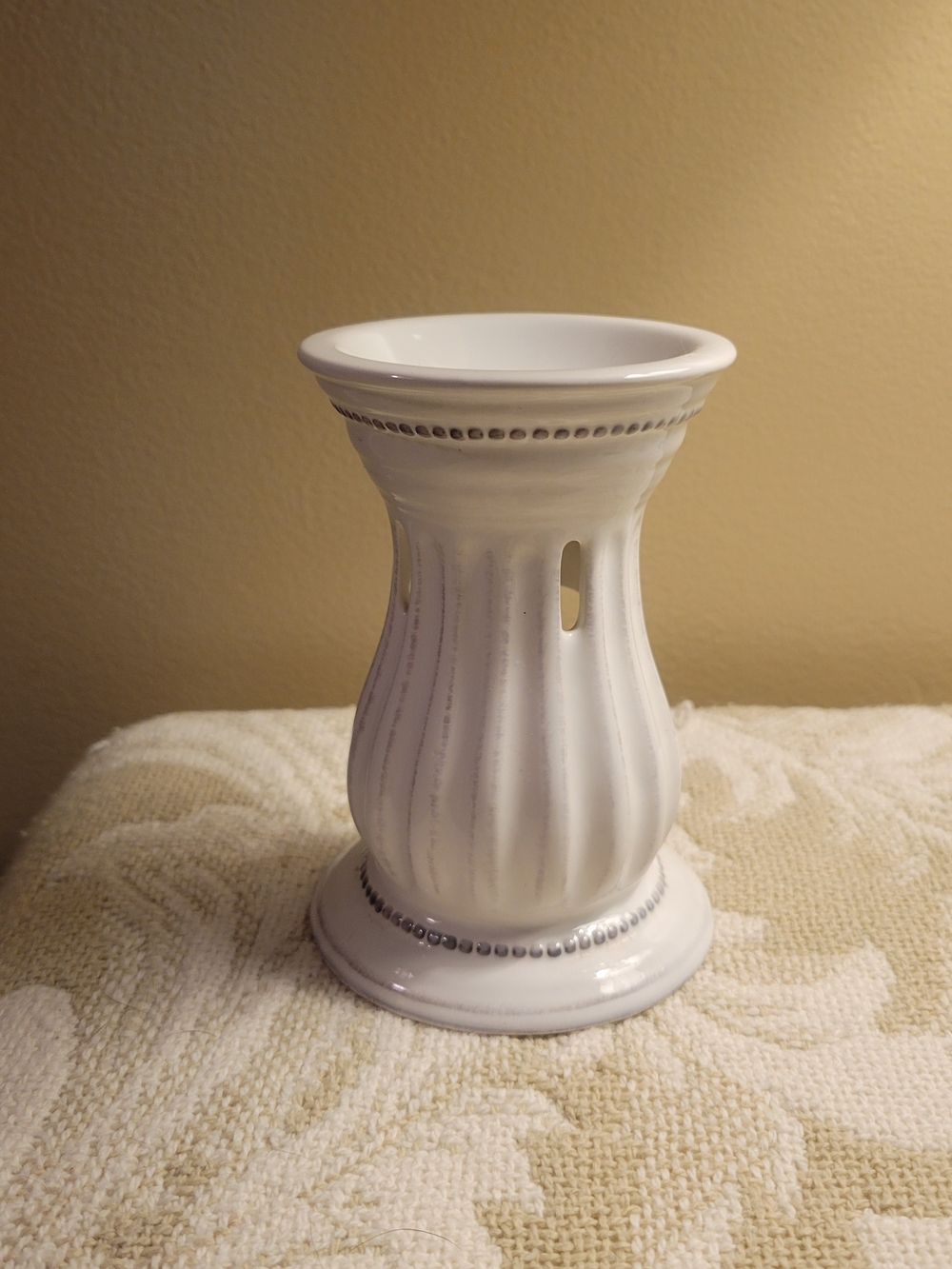 DONATING White Ceramic Wax Warmer - Elegant Home Accent